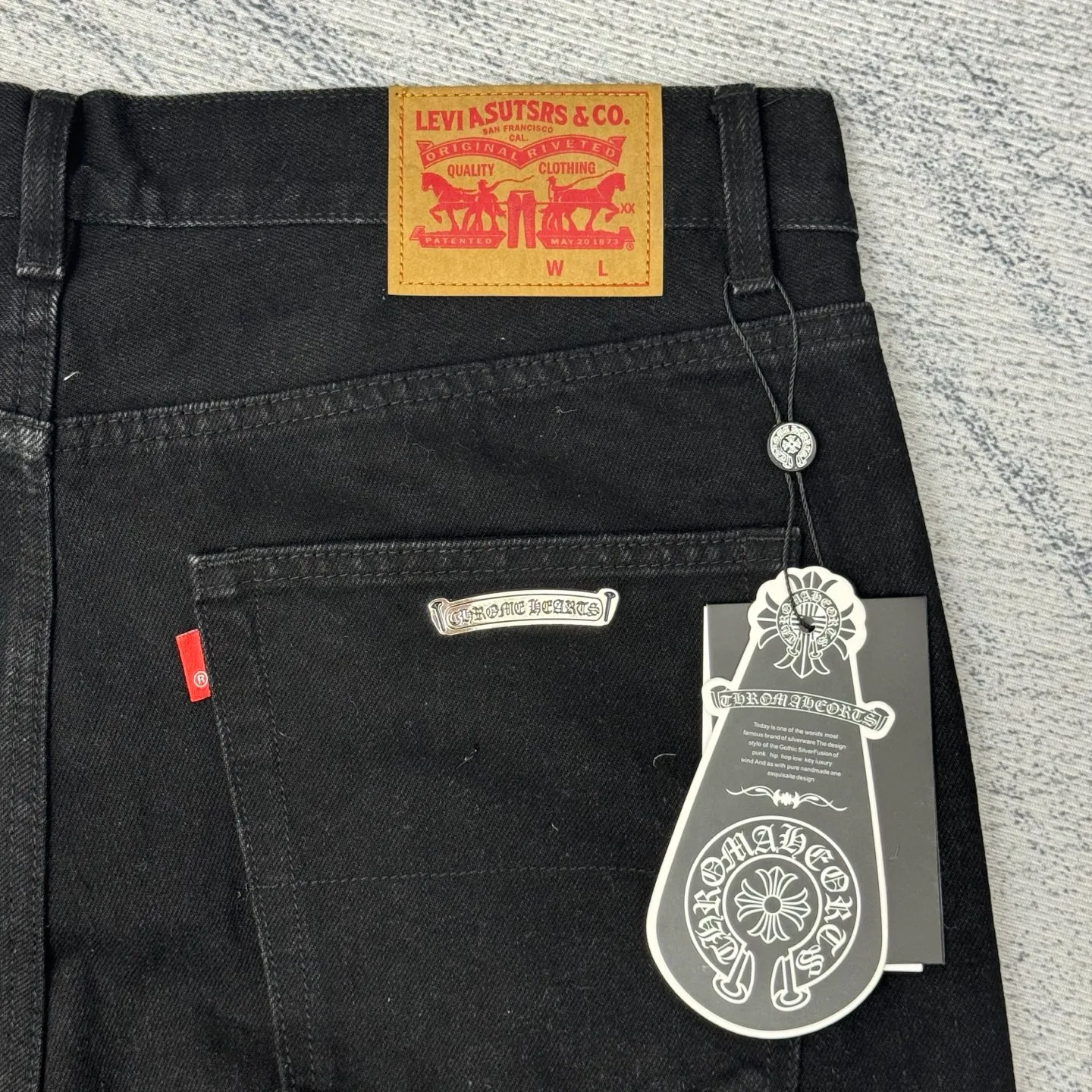 P750 Chrome Heart CH hardware washed and spliced ​​cow king jeans Size: 30/32/34/36/38 Use genuine levis502 as the base plate. Purchase the original version at 5W. Heavy washing, frayed and distressed, customized cowhide cross. After dyeing, it will be fixed and will not fade. Full right-angle fit and hand-cranked embroidery threading, a total of 5 small silver nails on the whole body, 1 silver medal and 5 Cross Scout flower buttons. The silver content is 85%. It is not made of 925 silver because the silver content is too high and it will easily turn black and oxidize, which affects the appearance. The printing adopts the garment screen water slurry printing process.